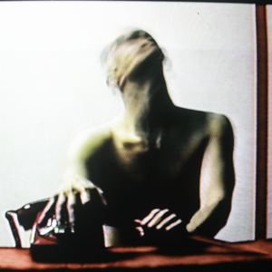 跪床上去自己把屁股扒开视频
